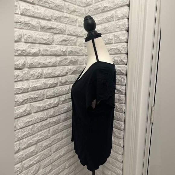 WD•NY Short Sleeve Front Twist V-Neck Top - Picture 3 of 6